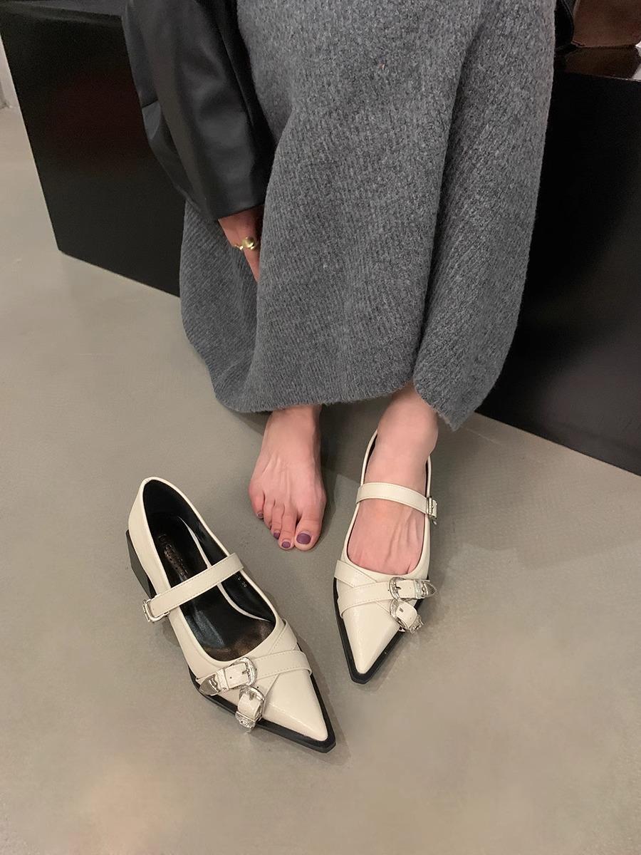 

thick heel black pointed single shoes women s 2025 new Korean version French small leather shoes retro commuter temperament loafers shoes 35