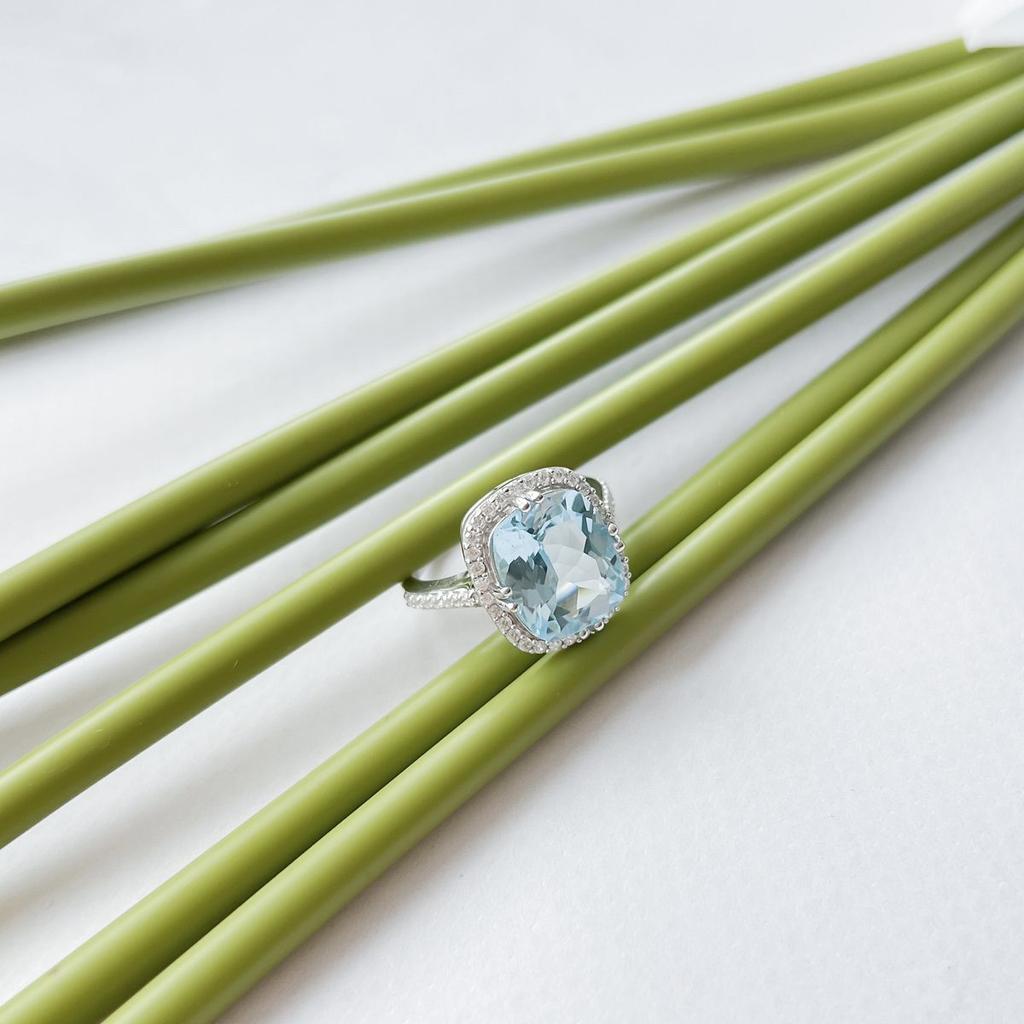 Серебряное кольцо с натуральным топазом 7.09ct, фианитами, вес изделия 4,68 гр (2152118)