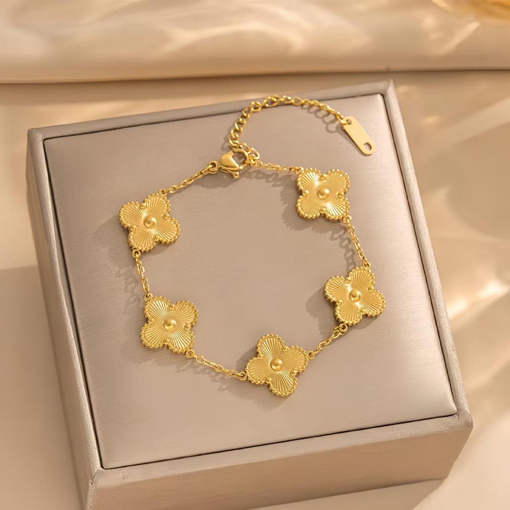 Elegante Bloemen Sieradenset: Titanium Staal Armband & Oorbellen met Vijfbladige Bloemen, Klavertje Vier en Pruimenbloesem Ontwerp