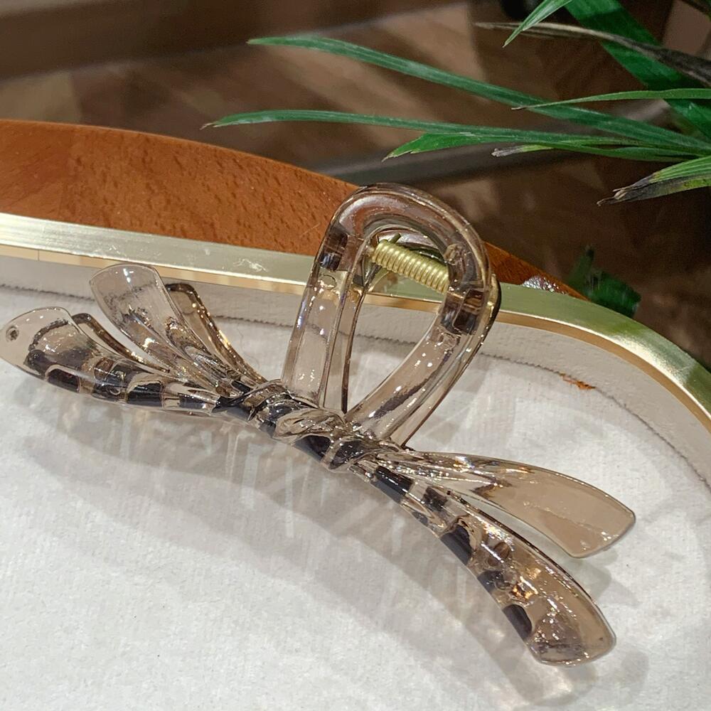 Elegant Large Bow Claw Clip - High-End Shark Hair Clip for Simple Updo Hairstyles, Women's Hair Accessory.