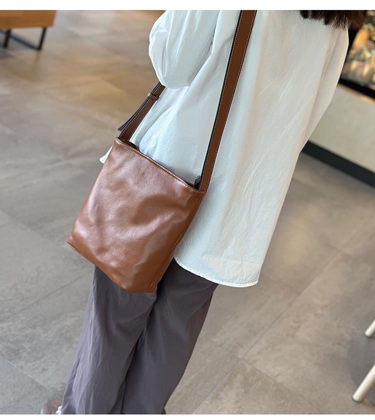 2026 Women's Retro Japanese Genuine Cowhide Shoulder Crossbody Bucket Bag