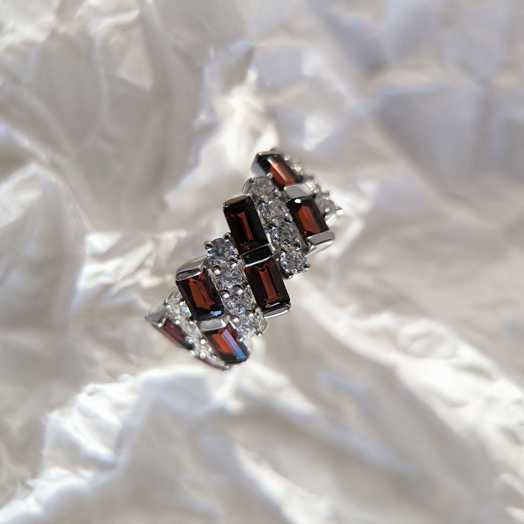 Silberring mit natürlichem Granat 5,692 Karat, Gewicht des Schmuckstücks 5,28 g (2204107)