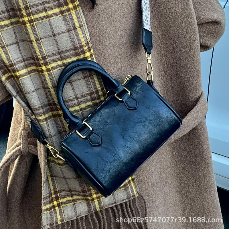 Niche Wide Shoulder Strap Cylinder Messenger Bag Women's 2025 New Retro Boston Bag Casual Versatile Portable Shoulder Bag