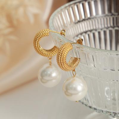 Versione Coreana dei Popolari Orecchini a Cerchio Twist Tipo C, Nuovo Design Pendente Perla Imitazione Retro, Orecchini, Borchie in Acciaio al Titanio Placcato Oro 18K