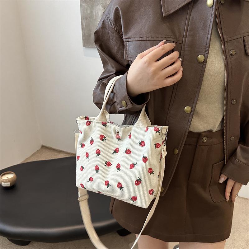 Westernstyle personality fashionable largecapacity printed trendy shoulder bag fashion ins spliced armpit crossbody bag for women