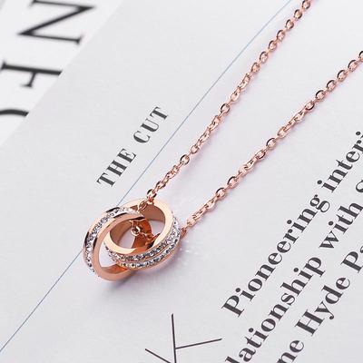 Collier double anneau entrelacé en or 18 carats et acier titane pour femmes