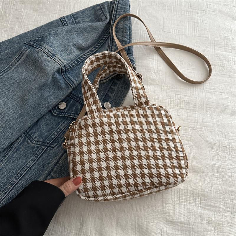 

Сумка в клетку для мягкой сестры 2025 ранняя весна новая универсальная ins в иностранном стиле сумка для отдыха сумка на плечо сумка-мессенджер маленькая квадратная сумка