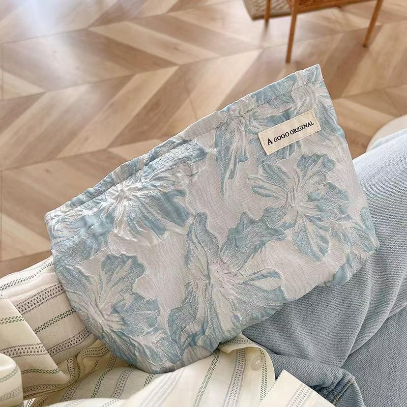 INS Niche High-End Květinová kosmetická taška s mačkanou texturou – Velkokapacitní, přenosná taška na uskladnění péče o pleť s vnitřními přihrádkami.