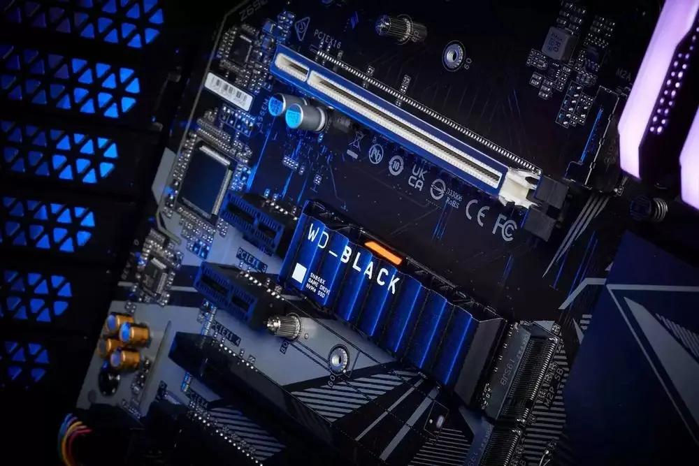 Dysk SSD WD Black SN850X 1TB M.2 2280 PCIe NVMe (7300/6300 MB/s) WDS100T2XHE Z Radiatorem