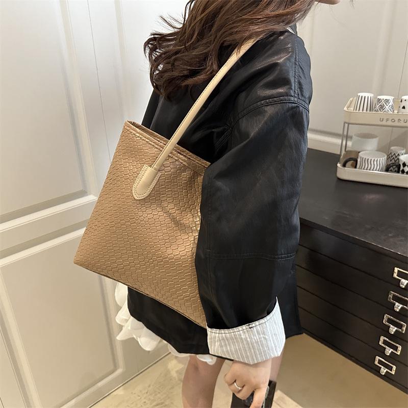 Korean Version of Casual Commuting Large-capacity Bag Women's 2025 Woven New Simple Tote Bag Niche Fashion Shoulder Bag