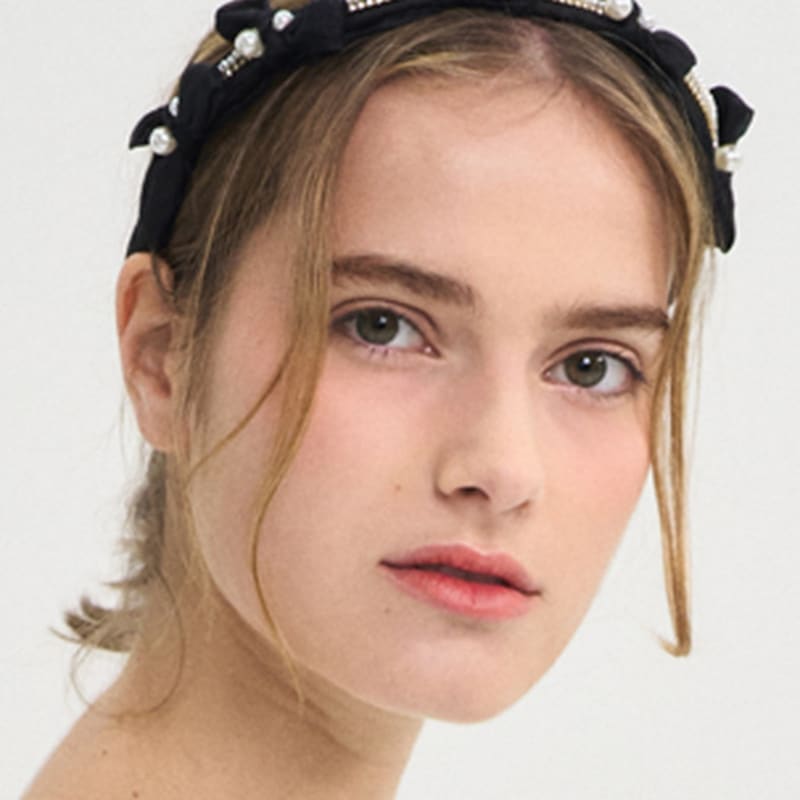 SORRY TOO MUCH LOVE Pearl Point Gem Ribbon Hairband_Black