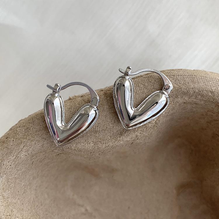 

2023 New Korean Light Luxury White Oil Dropping Love Stud Earrings For Women Fashion Elegant Metal Heart Design Jewelry Gifts