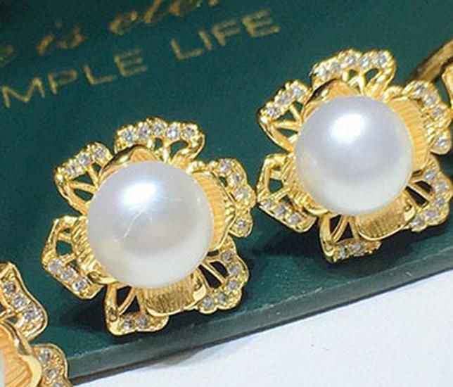 Three-Piece Freshwater Pearl Necklace Set with 3D Flowers: 8-9mm Pearls, High Luster, Slight Imperfections, Multiple Colors