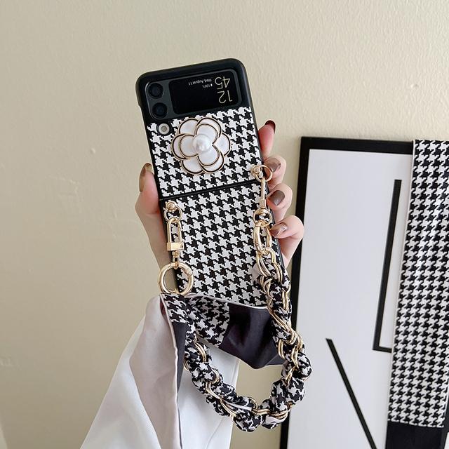 Schicke und elegante Hahnentritt-3D-Perlen-Kamelien-PU-Leder-Handyhülle für Samsung Galaxy Z Flip 3 5g mit tragbarem Armband