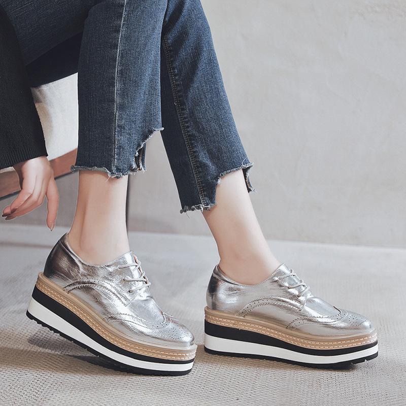 Autunno 2026 Scarpe Basse da Donna Stile Britannico Brogue Intagliate con Lacci Piattaforma