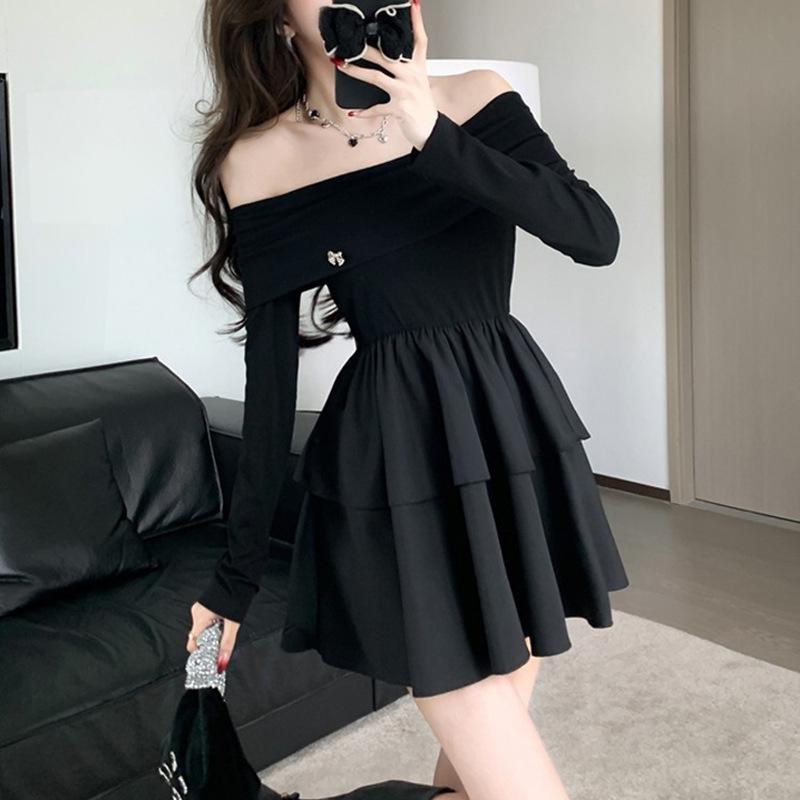 Francouzské černé šaty s odhalenými rameny, dlouhým rukávem a áčkovou sukní na jaro a podzim - Sladký a pikantní design s úzkým pasem, který zvýrazňuje postavu