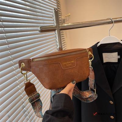 Retro Niche Design Bag Women's Autumn and Winter New Fashion Messenger Bag Small Bag Versatile Popular Breast Bag Fanny Pack