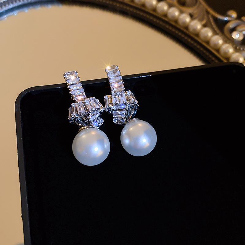 Elegant French Retro Floral Pearl Earrings - Geometric, Versatile, High-End Design for Women