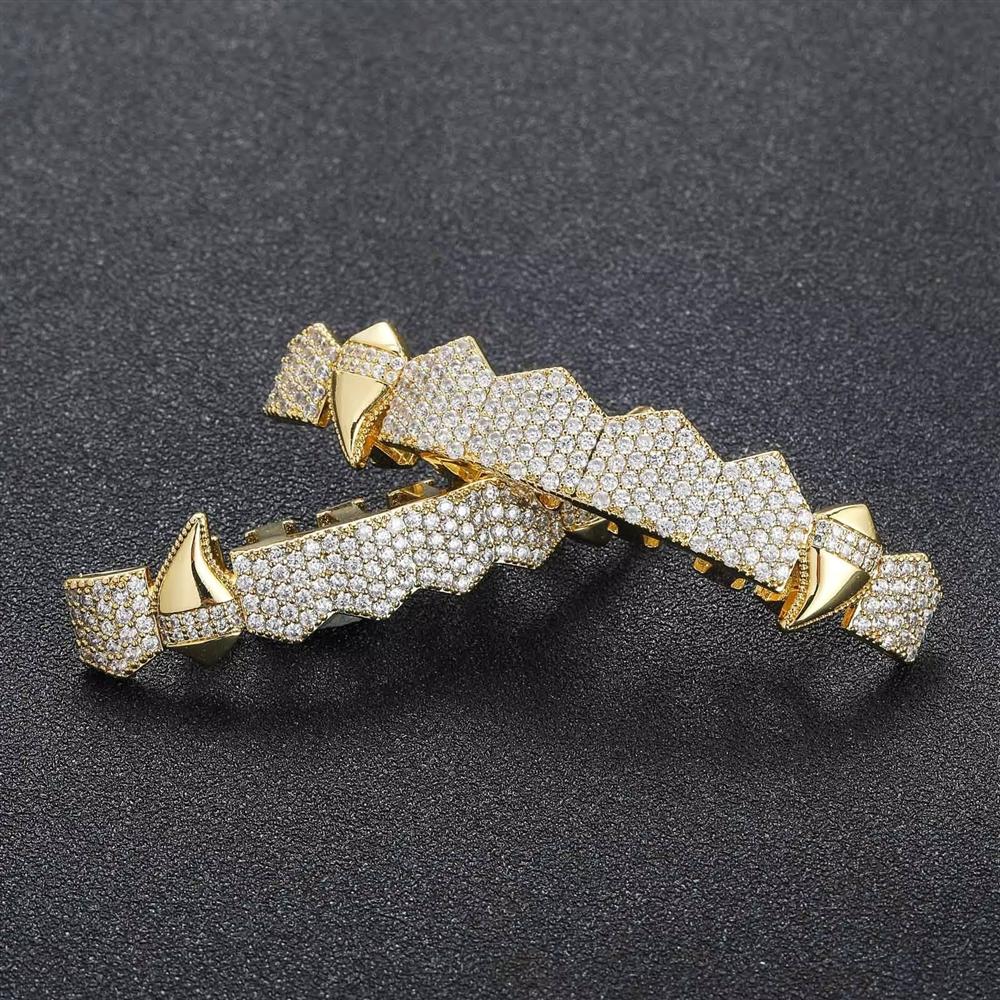 Halloween Vampire Fangs Hip Hop Jewelry 8 Teeth Top and Bottom Grillz Set Iced Out Gold Plated Diamond Grillz for Teeth