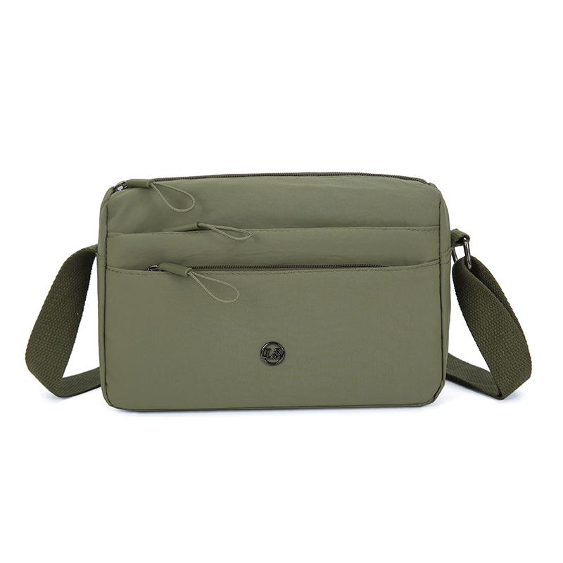 Un Sac Bandoulière Monépaule pour Femme Associé à un Petit Sac Carré Léger