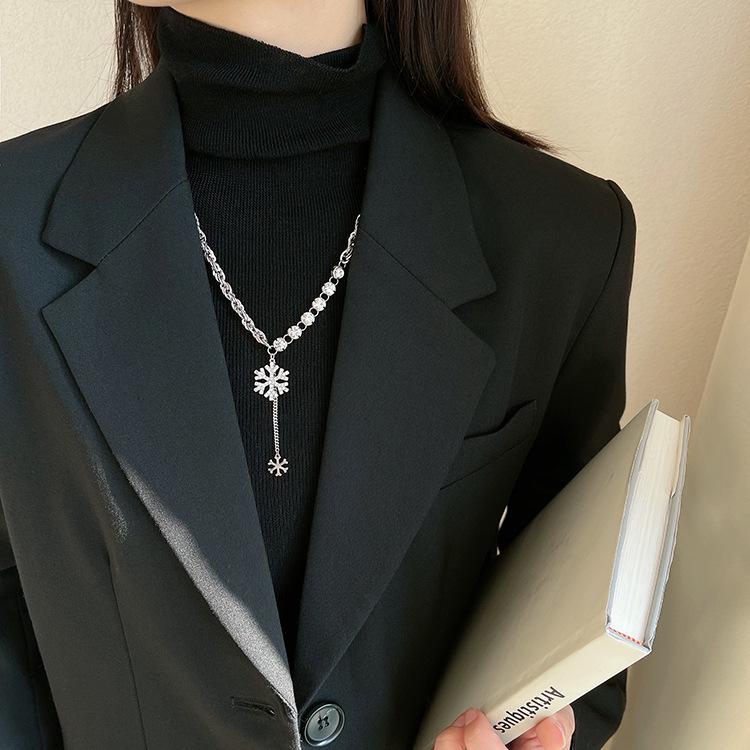 Autumn and winter snowflake necklace women's autumn and winter high-end sense exquisite niche design sense commuter long sweater chain 