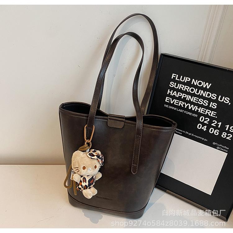 

Retro large-capacity bucket bag women s 2025 autumn and winter new casual commuter bag premium sense versatile shoulder bag кофейный