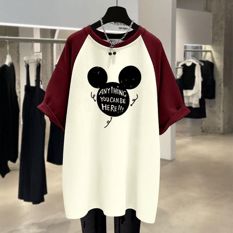 Nova Camiseta de Verão com Letras Europeias, Versão Grande, Solta, com Recortes e Cores Contrastantes, Manga Raglan Curta para Mulheres