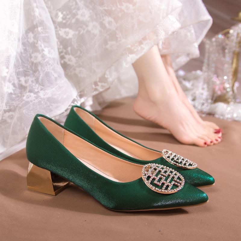 

Жемчужная свадьба две наряды новое осеннее свадебное платье Xiuhe остроконечные свадебные туфли на высоком каблуке женские толстые каблуки зеленые модные 35