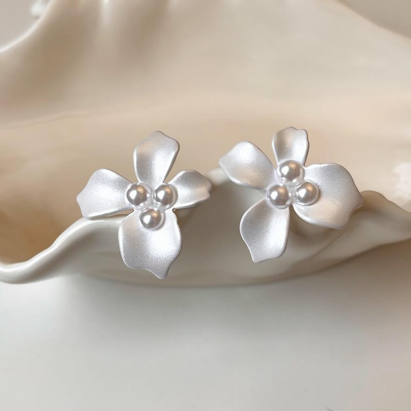 2026 Cornus Flower Pearl Earrings: Elegant, Versatile, and Simple Luxury