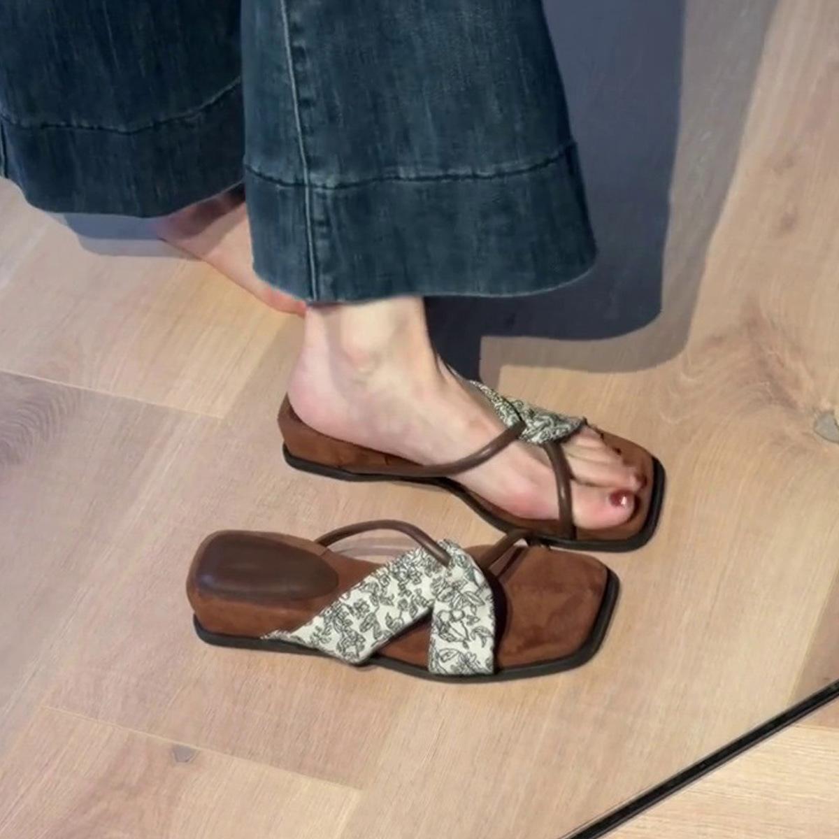 

Thick-bottomed cross-strapped square-toed open-toed cool slippers for women s outerwear with skirt, wedge heel one-word slippers 35 коричневий