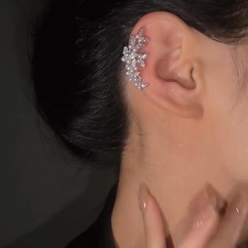 Elegantní náušnice s motýlkem a zirkony: Náušnice z mědi pozlacené zlatem bez piercingu