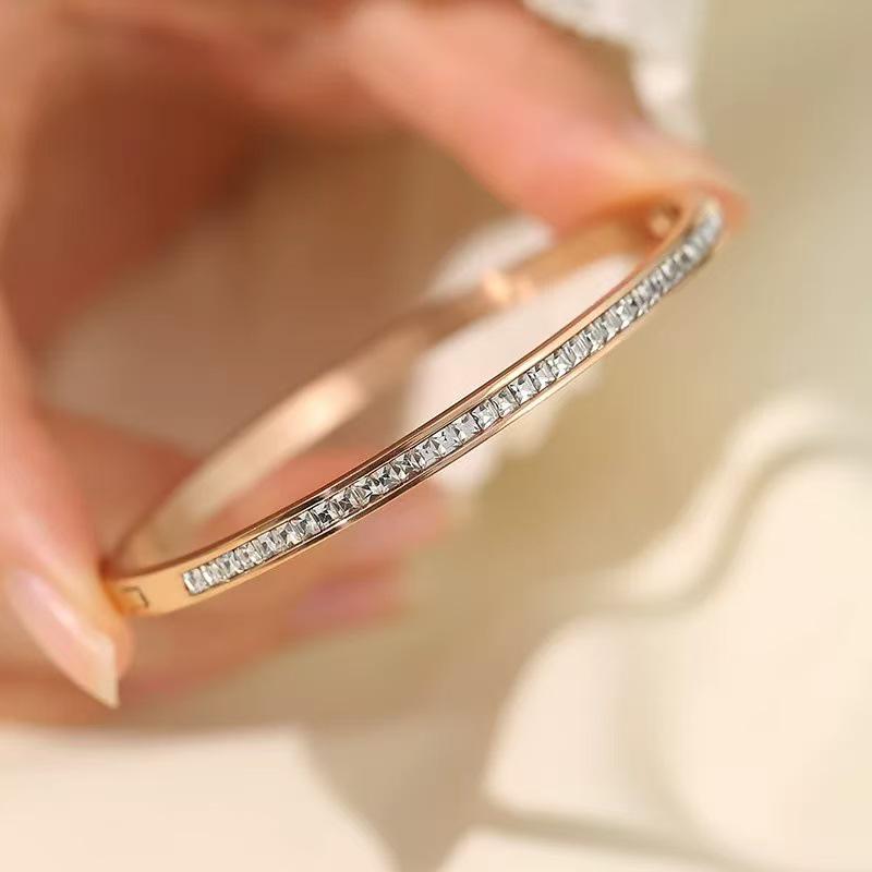 Kajia Women's Colorfast Diamond-Inlaid Titanium Bracelet – Versatile, High-End, Stainless Steel Jewelry