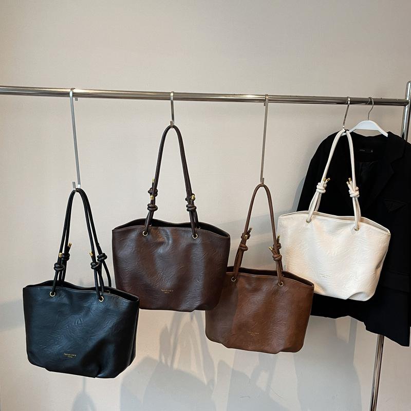 Tote Bag, A Simple, Fashionable and Versatile Commuter Underarm Bag