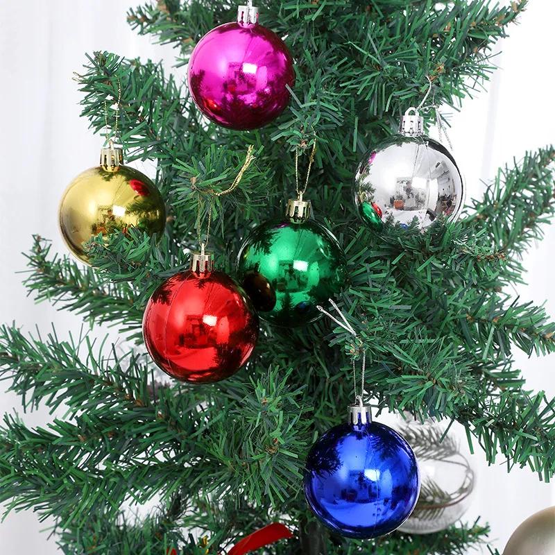 Weihnachtsbaumschmuck, Schneemänner, gesichtsloser Weihnachtsmann, Zuckerstangen, bunte Kugeln, kleine Häuser, Weihnachtsdeko