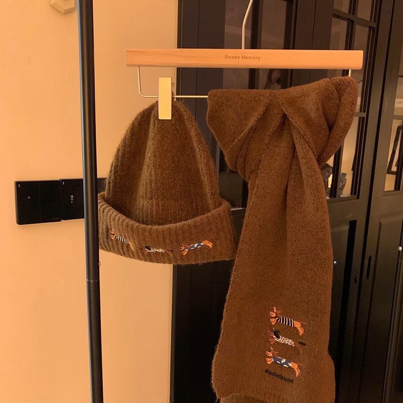 

Осень и Зима Новый Стиль Такса Вышитая Вязаная Шапка для Женщин Теплый Студенческий Шарф Универсальный Шарф на Шею Маленький Капюшон, Подчеркивающий Лицо one size