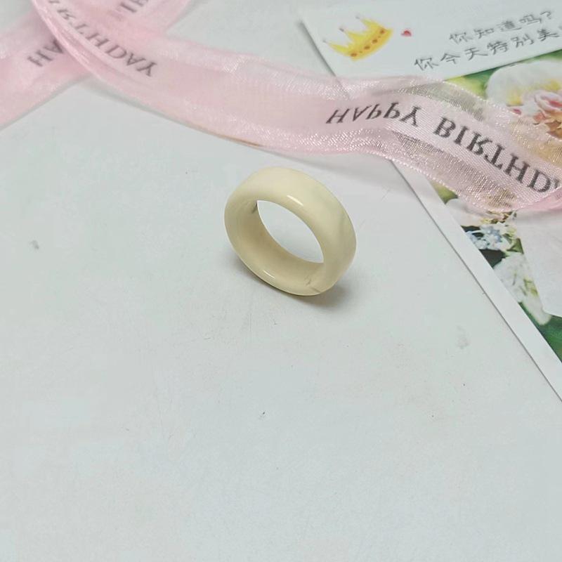 Sada prstenů z pryskyřice a acetátu v mixu barev, kulatý a čtvercový, pro ženy