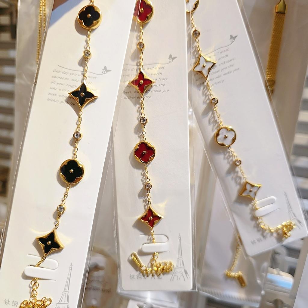 Titanium Steel Bracelet for Bathing Four-leaf Clover Bracelet Versatile and High-end Ladies Bracelet