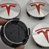 Samolepka na auto 2025 Nové Tesla 4ks ABS 56mm Kryty odznaků Tesla Model 3 Model Y Krytky nábojů Středové krytky kol pro Tesla Model Y X S 202