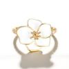Aesthetic White Flower Rings for Women Graceful Wedding Band Delicate Finger Jewelry with Shiny Zirconia Chic Accessories