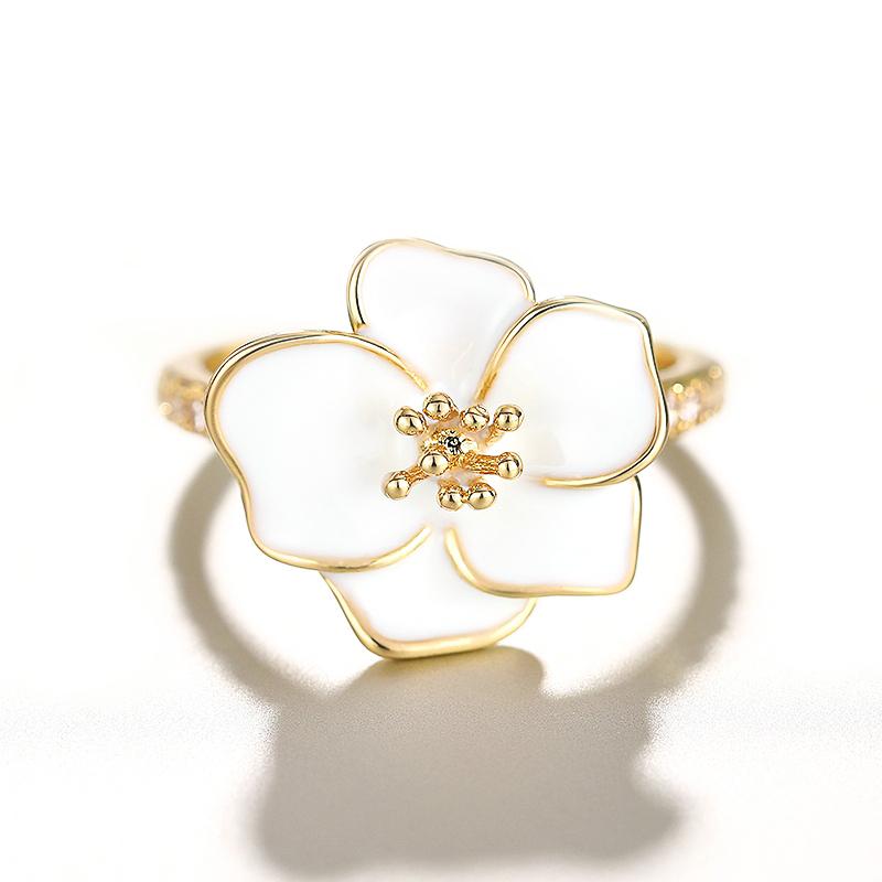 Aesthetic White Flower Rings for Women Graceful Wedding Band Delicate Finger Jewelry with Shiny Zirconia Chic Accessories