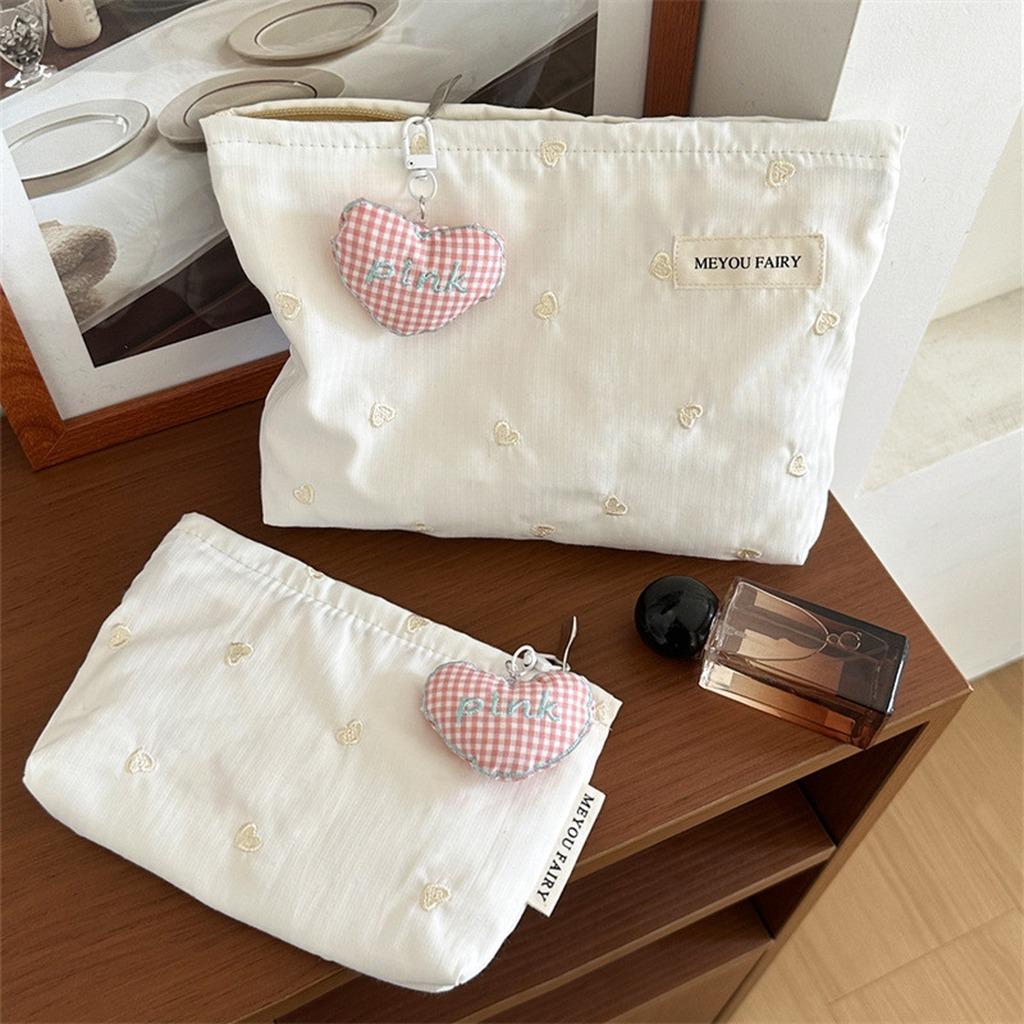 Trousse de maquillage brodée cœur rayé pour femme, sac à cosmétiques portable, fermeture éclair, organisateur de voyage pour maquillage, pochette de rangement pour articles de toilette femme