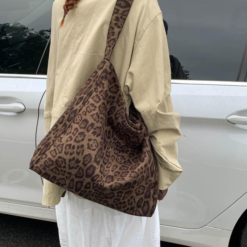 2025 fashion trend casual simple personality large capacity bag autumn new women's texture shoulder tote bag