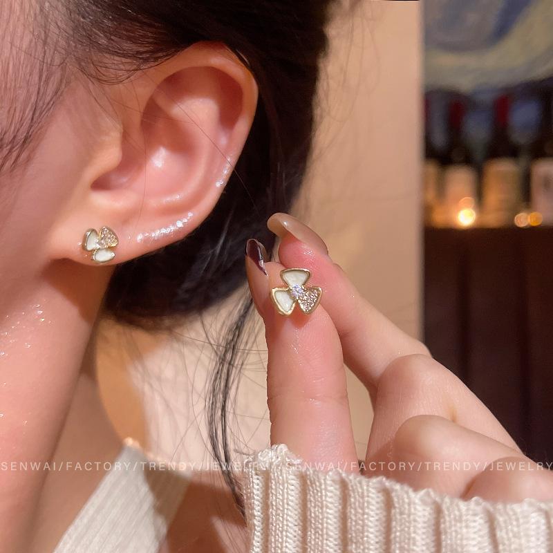 Korean micro-inlaid diamond flower earrings women s light luxury sweet small stud earrings