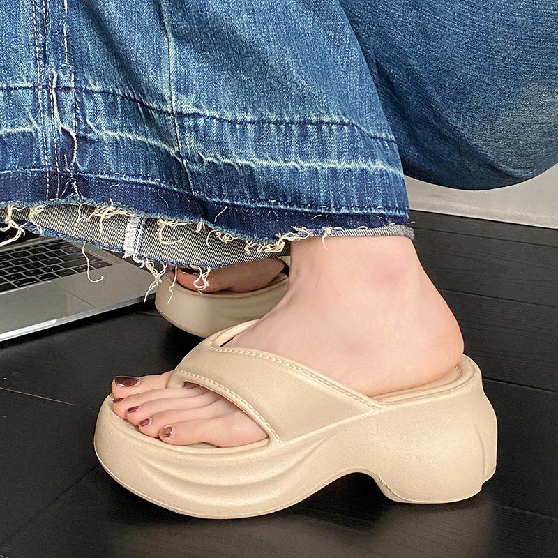 Cool Sandals Summer 2025 New Style Flip Flops Women's EVA Thick Sole Fashionable Slope Heel Height Increasing Beach