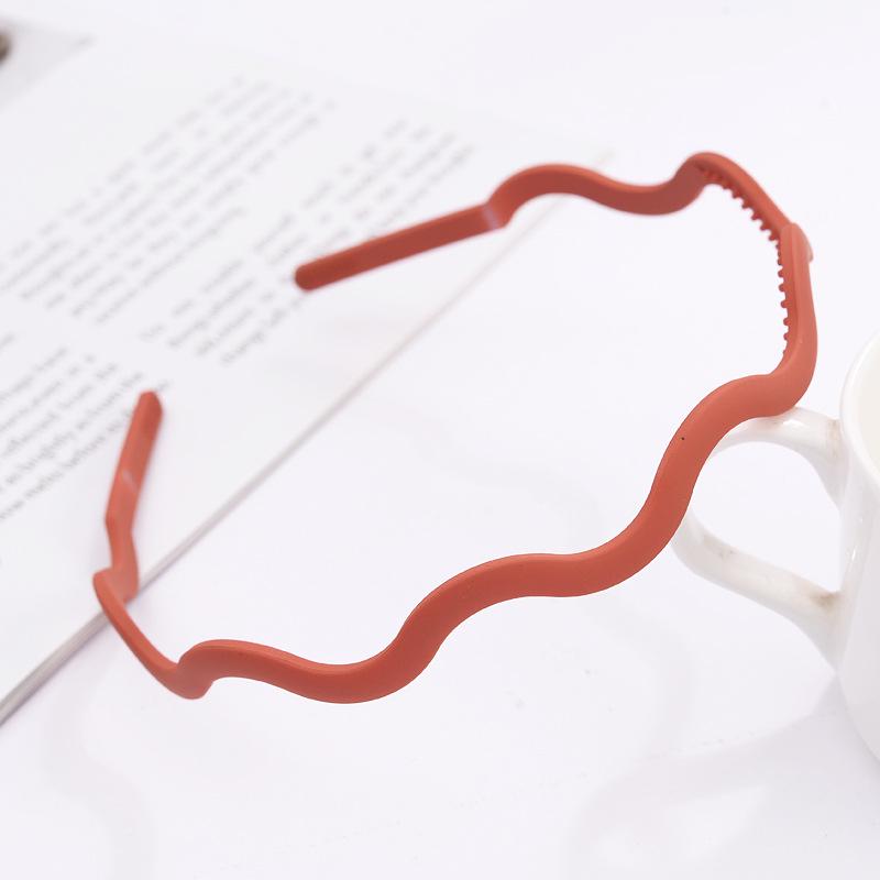 Matte Morandi Wave Hairband for Women: Versatile Sawtooth Clip for Makeup, Face Washing, Secure Hold for Fine Hair.