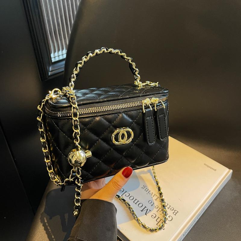 Women's 2025 Quilted Chain Bag: New Elegant Design, Autumn/Winter Trend, Versatile Crossbody Tote & Bucket Style.