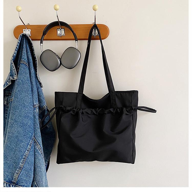 Contemporary Versatile Tote Bag For Casual Outfits With Spacious Design And Sleek Zipper Closure