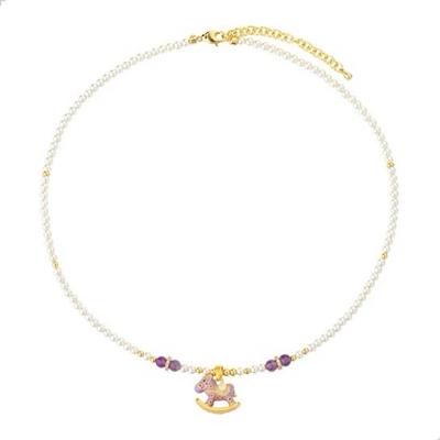 [Uruhashi] Traumhaftes Schaukelpferd-Halskette für Damen Perle x Naturstein x Emaille-Färbung 18K Finish Lila Elegant Süß Künstlerisch im Vintage-Stil
