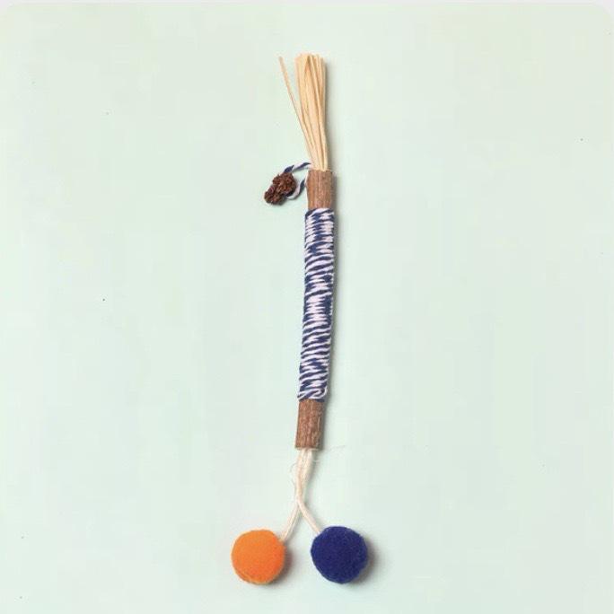 Natural Wood Catnip Toy with Gall Nut and Raffia Sisal for Teeth Cleaning and Teasing