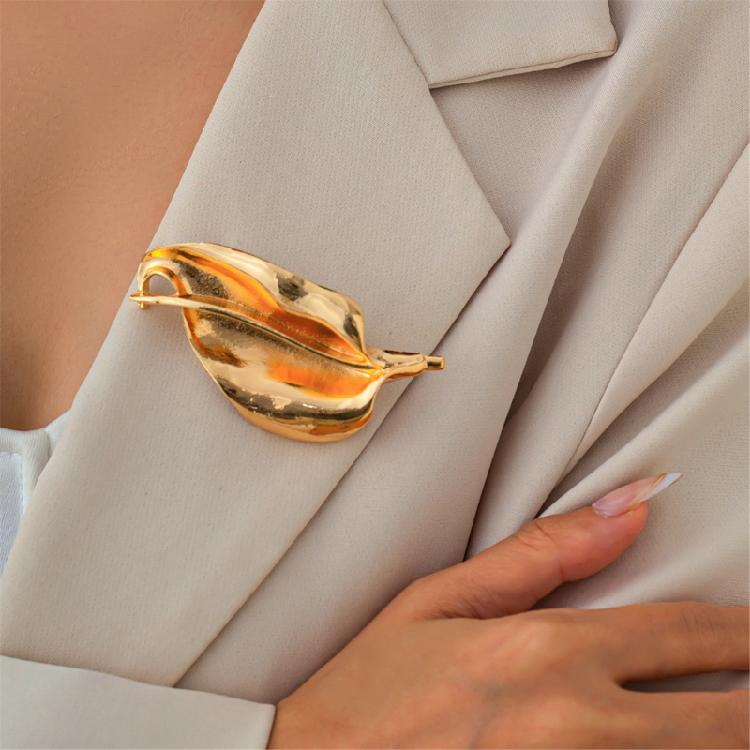 Sophisticated Alloy Irregular Leaf Brooch Trendy Fashion Lapel Pin Accessories for Business Meetings and Social Event